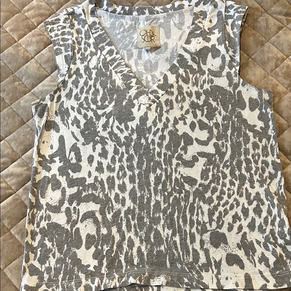 Cha sor Gray and White Animal Print Muscle Tee